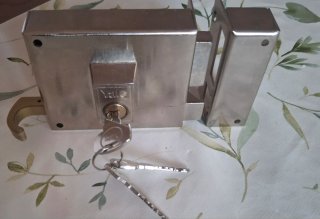 Cerradura Yale metálica