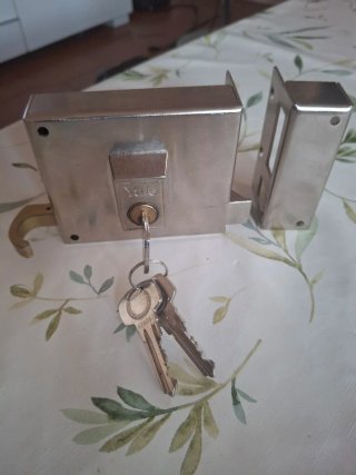 Cerradura Yale metálica