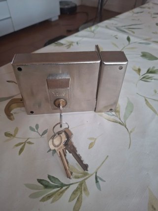 Cerradura Yale metálica