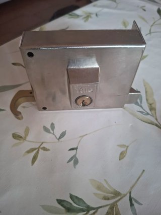 Cerradura Yale metálica