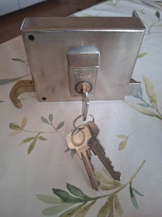 Cerradura Yale metálica