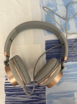 Auriculares grises y dorados