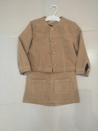 Conjunto falda y chaqueta niña beige