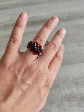 Conjunto de bisutería: collar, pendientes y anillo