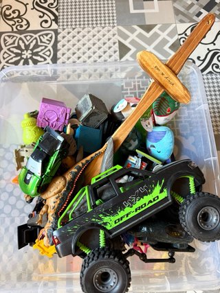 Caja de juguetes varios: coches, dinosaurios