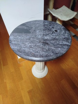 Mesa auxiliar clásica de mármol
