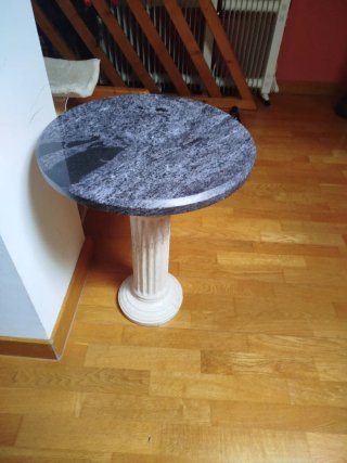 Mesa auxiliar clásica de mármol