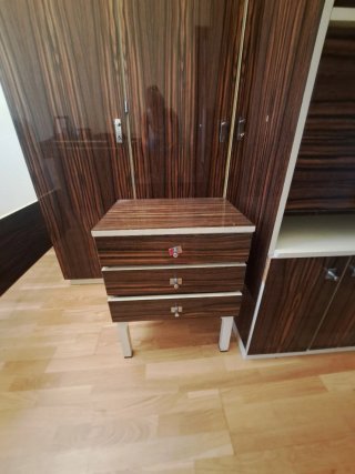 Conjunto Muebles: Estantería, Mesilla y Armario