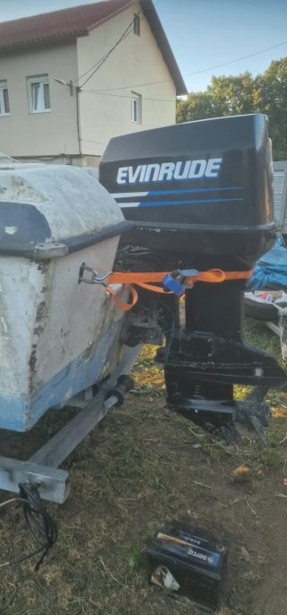 Embarcación en buen estado con motor evinrude 120