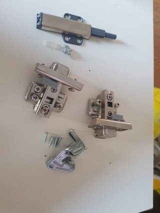 Cierrapuertas y Bisagras Ikea