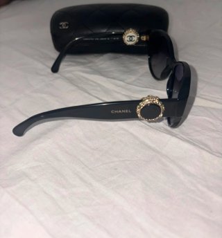 Gafas de sol Chanel negras y doradas