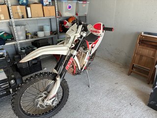Beta Moto Enduro/Motocross Roja y Blanca