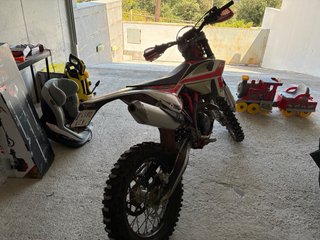 Beta Moto Enduro/Motocross Roja y Blanca