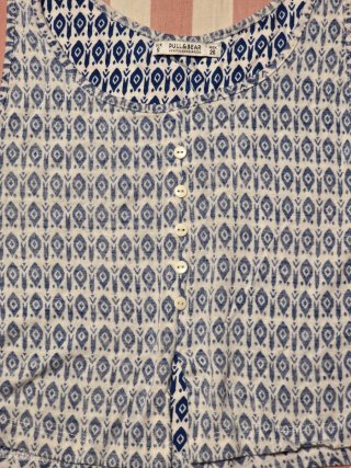 Top Pull & Bear estampado blanco y azul Talla S