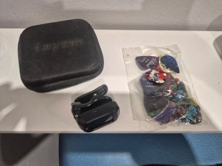 Guitarra Eléctrica Negra + Amplificador Fender