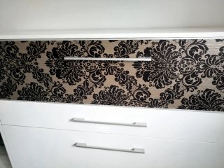 Aparador de diseño blanco y marrón