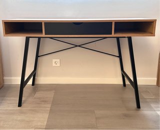 Mesa de estudio con cajón y estantes