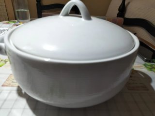 Sopera de cerámica blanca