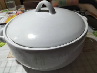 Sopera de cerámica blanca