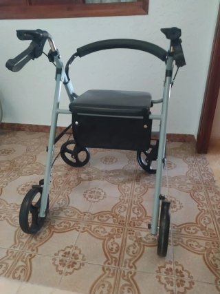 Andador con asiento y bolsa