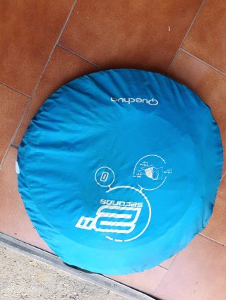 Tienda de playa azul Quechua