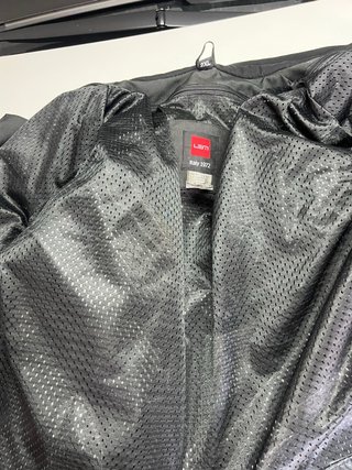 Chaqueta de moto LEM negra con detalles amarillos