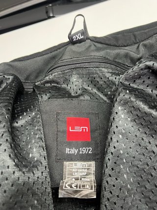 Chaqueta de moto LEM negra con detalles amarillos