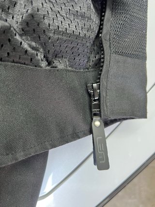 Chaqueta de moto LEM negra con detalles amarillos