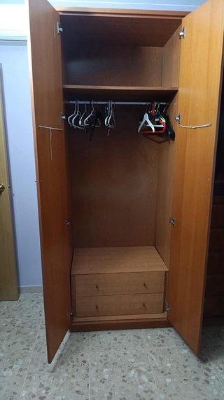 Armario de madera color miel