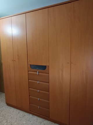 Armario de madera color miel