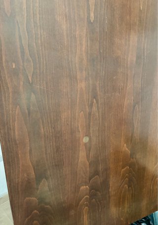 Mesa de madera maciza con detalles metálicos