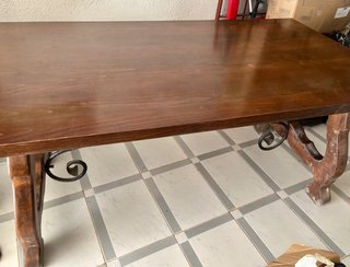 Mesa de madera maciza con detalles metálicos