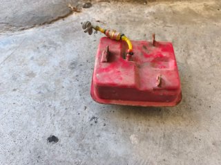 Depósito de gasolina rojo