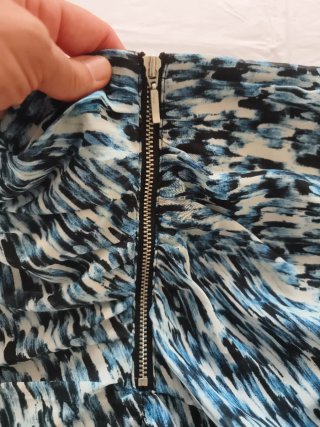 Falda estampada fruncida azul y negro talla 38