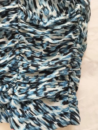 Falda estampada fruncida azul y negro talla 38