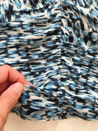 Falda estampada fruncida azul y negro talla 38