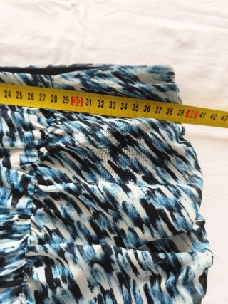 Falda estampada fruncida azul y negro talla 38