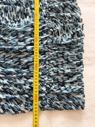 Falda estampada fruncida azul y negro talla 38