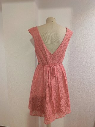 Vestido de cóctel rosa con pedrería