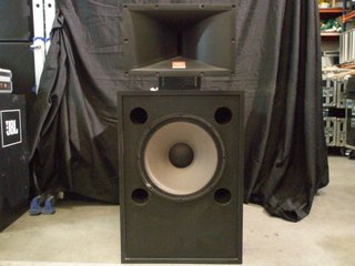 Sistema sonido JBL Cinema–8330,2206HPL y trompetas