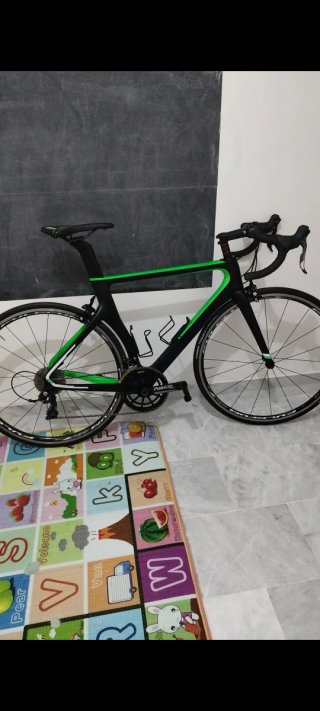 Bicicleta de carretera negra y verde