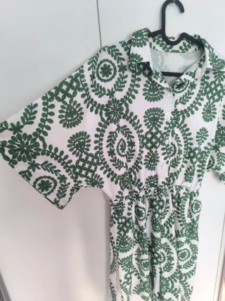 Mono verde y blanco con cinturón