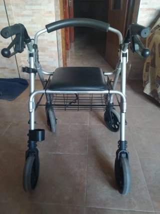 Andador con asiento y cesta
