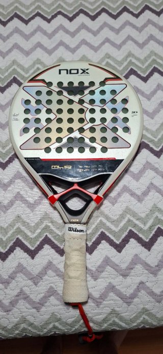 Paletero Bullpadel y pala Nox