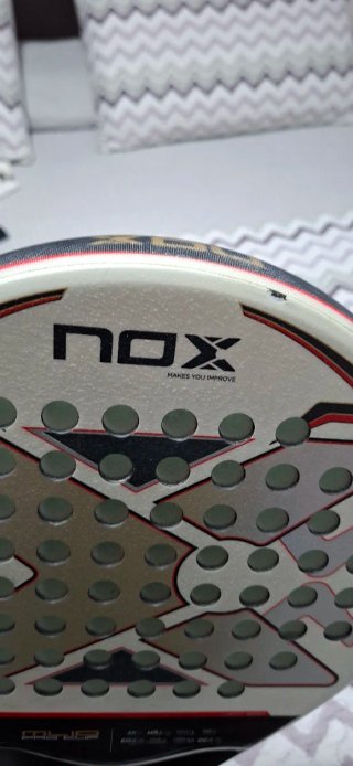 Paletero Bullpadel y pala Nox