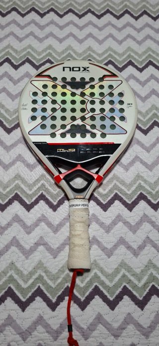 Paletero Bullpadel y pala Nox