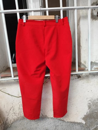 Pantalones de vestir rojos con abertura