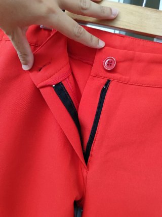 Pantalones de vestir rojos con abertura