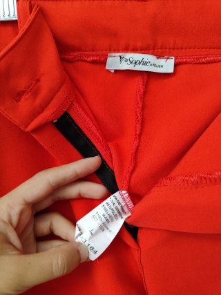 Pantalones de vestir rojos con abertura