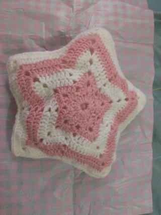 Cojín tejido crochet rosa y blanco